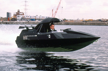 Pierce Brosnan in action as 007 on the River Thames in The World Is Not Enough (1999)