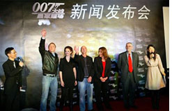 Daniel Craig, Eva Green, Martin Campbell, Barbara Broccoli and Michael Wilson at a press conference before he Casino Royale premiere