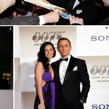 Daniel Craig (James Bond) signs autographs at the Tokyo premiere of Quantum of Solace