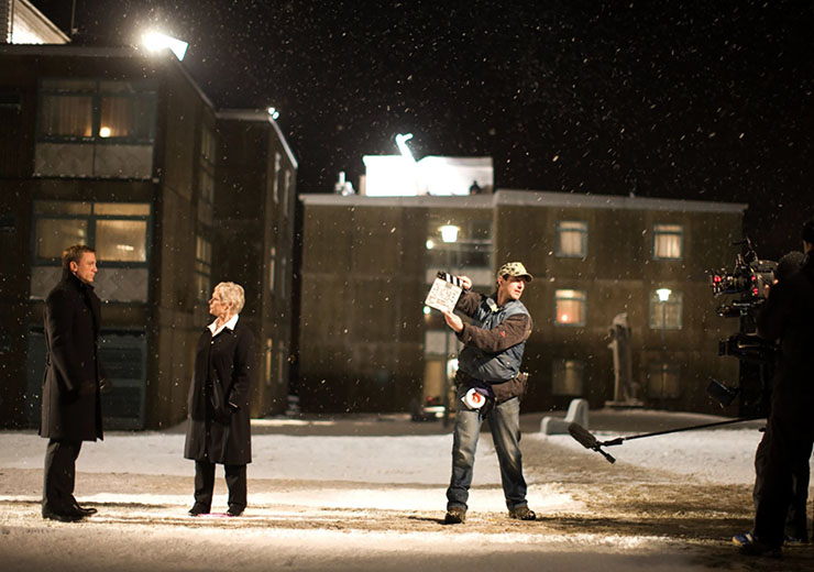 Behind-the-scenes of the end of Quantum of Solace (2008) Daniel Craig as James Bond with Judi Dench as M