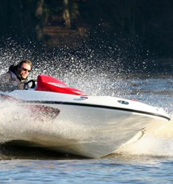Daniel Craig takes part in speedboat chase rehearsals