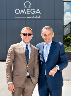 Daniel Craig with Stephen Urquhart President of OMEGA