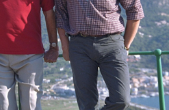 Martijn Mulder (left) and Dirk Kloosterboer (right) posing with director Guy Hamilton