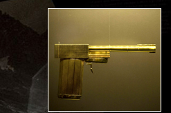 Scaramanga's golden gun designed by Colibri