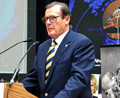 Sir Roger Moore addresses the audience at 'Vue Sur Bond 007'