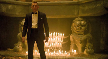 Daniel Craig as James Bond in the Komodo pit