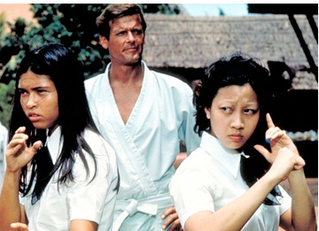 Roger Moore with Joie Vejjajiva and Qiu Yuen